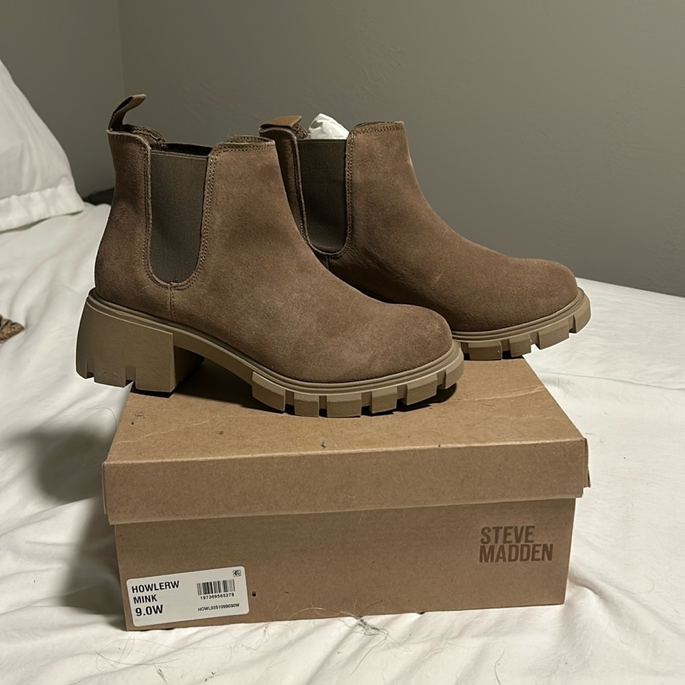 Women’s chunky heeled ankle boots. Size 9 wide. Light beige suede material